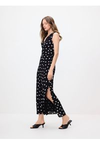 Reserved - Sukienka midi w grochy - czarny. Kolor: czarny. Materiał: tkanina. Wzór: grochy. Długość: midi #1