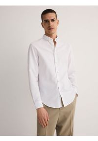 Reserved - Gładka koszula regular fit - biały. Kolor: biały. Materiał: tkanina, bawełna. Wzór: gładki