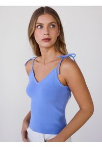 Reserved - Top z wiskozą - niebieski. Kolor: niebieski. Materiał: wiskoza #1