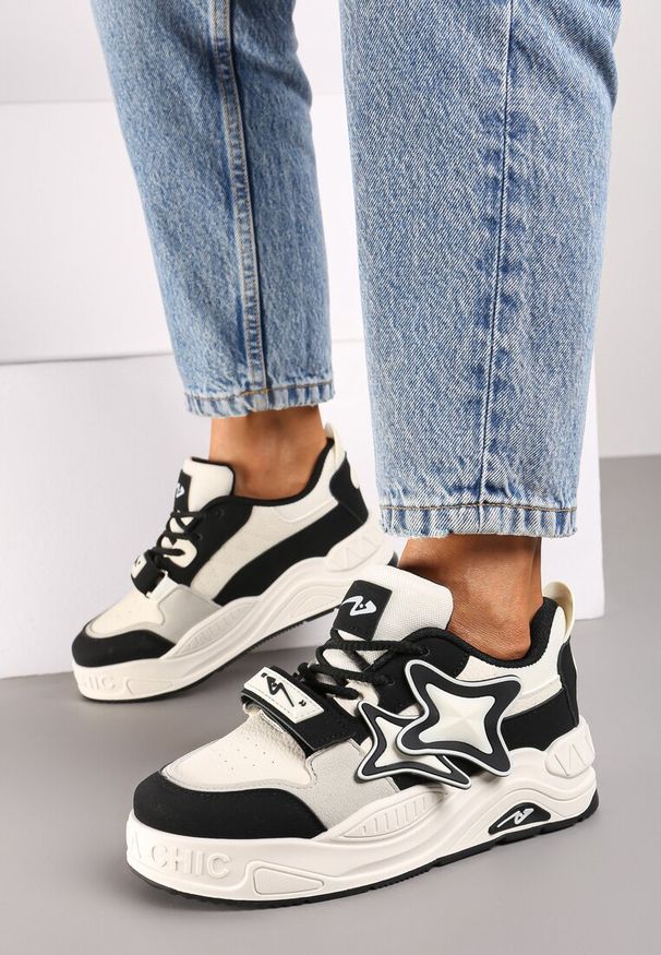 Born2be - Beżowo-Czarne Sneakersy na Grubej podeszwie z Zapięciem na Rzep i Aplikacją na Boku Arforina. Okazja: na co dzień. Nosek buta: okrągły. Zapięcie: rzepy. Kolor: beżowy. Materiał: jeans, materiał. Wzór: aplikacja. Obcas: na obcasie. Wysokość obcasa: niski