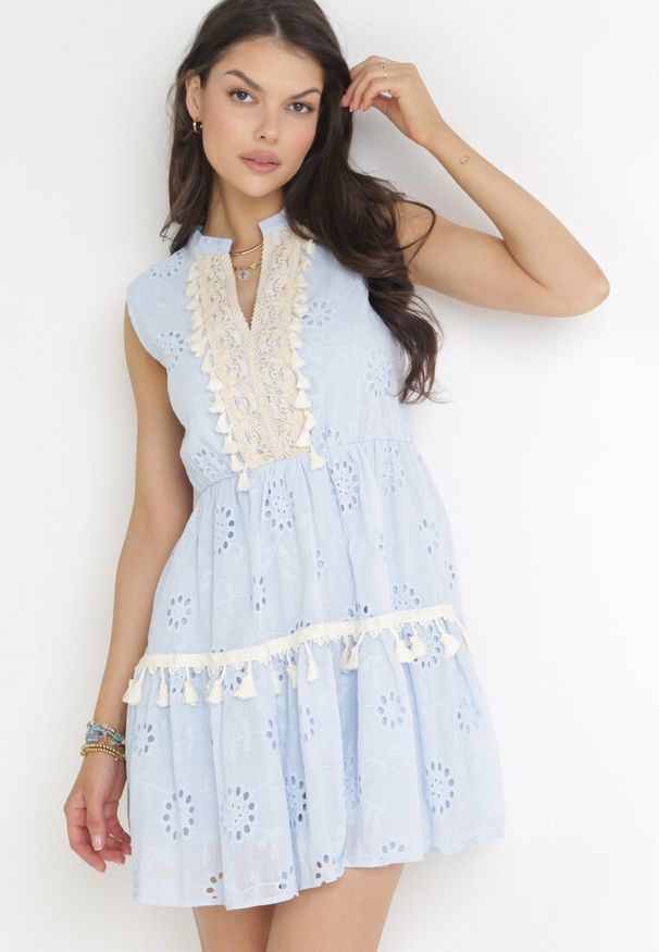 Born2be - Niebieska Sukienka z Gumką w Pasie z Haftowanej Tkaniny z Cekinami Atakoto. Okazja: na co dzień. Kolor: niebieski. Materiał: tkanina. Długość rękawa: bez rękawów. Wzór: haft. Typ sukienki: proste. Styl: casual. Długość: mini