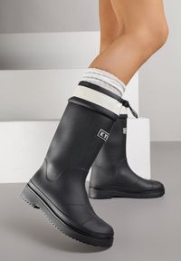 Renee - Czarne Kalosze Ozdobione Napisem ze Ściągaczem przy Cholewce Voslia. Okazja: na spacer. Kolor: czarny. Materiał: jeans. Szerokość cholewki: normalna. Wzór: aplikacja, napisy. Styl: klasyczny