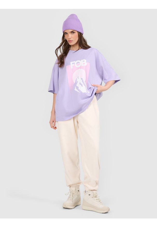 4f - 4F T-shirt loose z nadrukiem damski - fioletowy M. Okazja: na co dzień. Kolor: fioletowy. Materiał: materiał. Wzór: nadruk. Styl: casual, street, sportowy, klasyczny