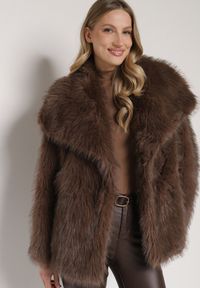 Born2be - Brązowa Kurtka Futerko o Dwurzędowym Kroju Oversize Nevisa. Okazja: na spotkanie biznesowe, do pracy. Kolor: brązowy. Materiał: futro. Sezon: zima, jesień. Styl: biznesowy #1