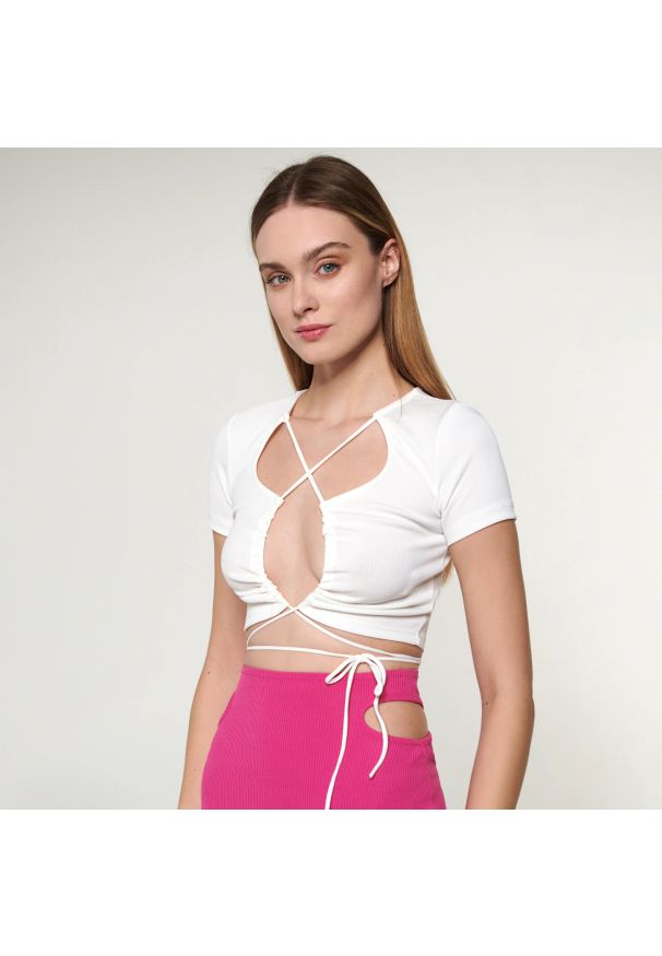 Sinsay - Crop top z wiązaniem - Biały. Kolor: biały