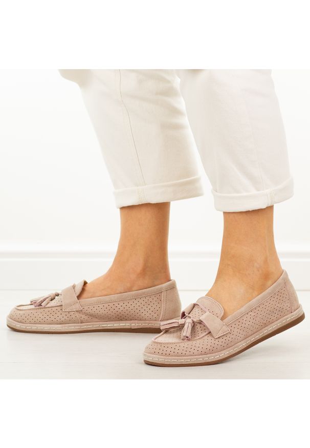 Różowe skórzane mokasyny damskie Filippo Dp7669/26. Okazja: na co dzień. Kolor: różowy. Materiał: skóra, zamsz. Szerokość cholewki: normalna. Sezon: wiosna, lato. Obcas: na płaskiej podeszwie. Styl: casual, elegancki