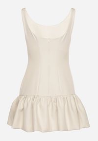 Born2be - Beżowy Taliowany Kombinezon z Falbanką Novenira. Kolor: beżowy. Styl: klasyczny, elegancki #4