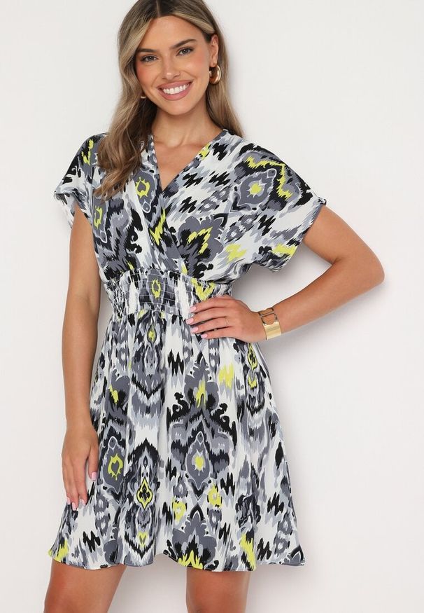 Born2be - Czarno-Biała Sukienka Rozkloszowana z Kopertowym Dekoltem i Gumką w Pasie Emrra. Okazja: na plażę, na co dzień. Typ kołnierza: dekolt kopertowy. Kolor: czarny. Materiał: tkanina. Sezon: lato. Typ sukienki: kopertowe. Styl: casual