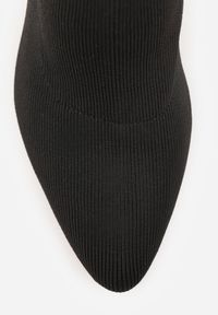 Renee - Czarne Botki Vices na Słupku o Geometrycznym Kształcie i Elastyczną Cholewką Falessea. Okazja: na co dzień, na spotkanie biznesowe. Kolor: czarny. Szerokość cholewki: normalna. Wzór: geometria. Obcas: na słupku. Styl: street, biznesowy, elegancki, casual, klasyczny. Wysokość obcasa: średni #8