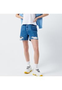 Cropp - Jeansowe szorty z dziurami - Niebieski. Kolor: niebieski. Materiał: jeans #1