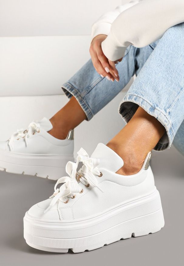 Renee - Białe Sneakersy Vices na Płaskiej Podeszwie z Metalicznymi Ozdobami i Sznurowaniem Neladith. Zapięcie: sznurówki. Kolor: biały. Materiał: jeans. Wzór: aplikacja. Obcas: na płaskiej podeszwie