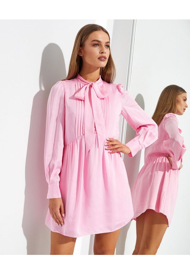 SELF PORTRAIT - Różowa sukienka mini z kokardą. Typ kołnierza: kokarda. Kolor: różowy, wielokolorowy, fioletowy. Materiał: wiskoza, materiał. Długość: mini