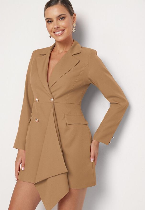 Born2be - Ciemnobeżowa Taliowana Sukienka o Kroju Marynarki z Mini Trenem Besista. Kolor: beżowy. Długość rękawa: długi rękaw. Wzór: aplikacja. Styl: elegancki, klasyczny. Długość: mini