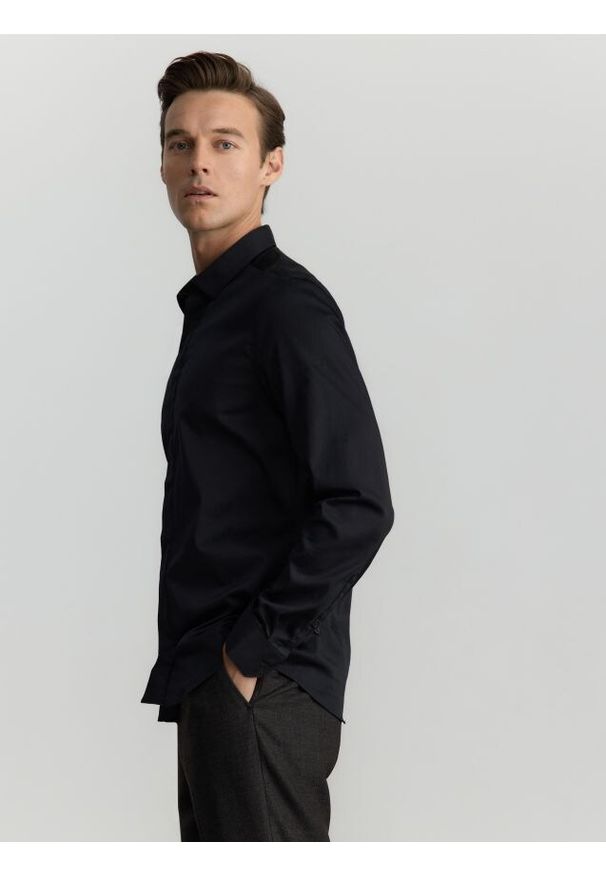 Reserved - Gładka koszula super slim fit - czarny. Kolor: czarny. Materiał: tkanina, bawełna. Wzór: gładki
