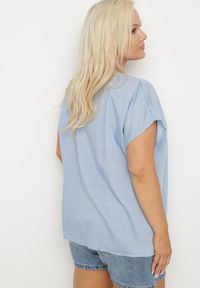 Born2be - Niebieska Bluzka z Wiskozą Wiązana przy Dekolcie Dovarelle. Okazja: na co dzień. Kolekcja: plus size. Kolor: niebieski. Materiał: wiskoza. Długość rękawa: krótki rękaw. Długość: krótkie. Styl: casual, elegancki #4