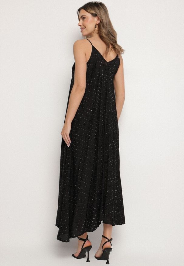 Born2be - Czarna Rozkloszowana Sukienka z Wiskozy z Cyrkoniami Ellitana. Okazja: na co dzień. Kolor: czarny. Materiał: wiskoza. Sezon: lato. Styl: klasyczny, casual, elegancki