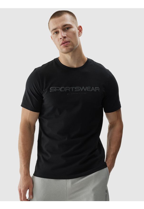 4f - 4F T-shirt regular z nadrukiem męski - czarny XL. Okazja: na co dzień. Kolor: czarny. Materiał: bawełna, jersey, dzianina. Długość rękawa: krótki rękaw. Długość: krótkie. Wzór: nadruk. Styl: sportowy, klasyczny, casual
