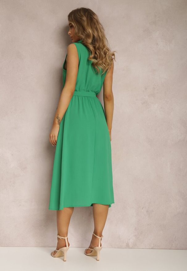 Renee - Zielona Sukienka z Paskiem Phellialla. Typ kołnierza: dekolt w kształcie V. Kolor: zielony. Długość rękawa: bez rękawów. Długość: midi