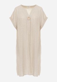 Born2be - Beżowa Pudełkowa Sukienka z Lnem i Wiskozą Zdobiona Metalicznym Guzikiem Phisoth. Okazja: na co dzień, do pracy, na spotkanie biznesowe. Kolekcja: plus size. Kolor: beżowy. Materiał: wiskoza, len. Wzór: aplikacja. Sezon: lato. Typ sukienki: dla puszystych, proste. Styl: casual, biznesowy, elegancki #5