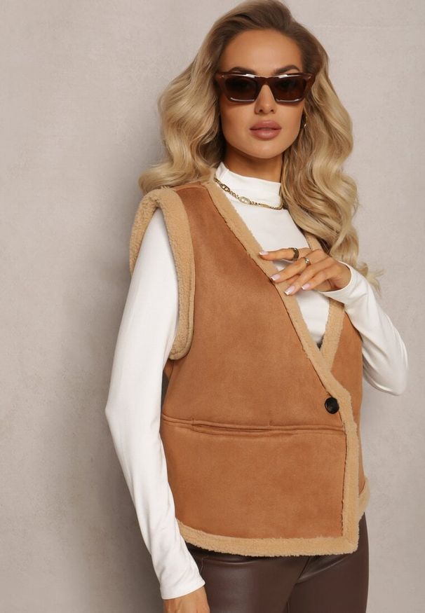 Renee - Brązowa Luźna Kamizelka z Ozdobnym Kożuszkiem Barta. Kolor: brązowy. Długość rękawa: bez rękawów. Styl: elegancki