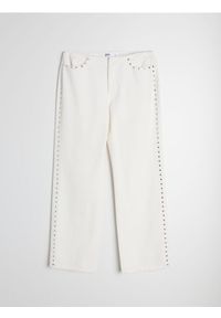 Sinsay - Jeansy wide leg low waist z ozdobnymi ćwiekami - kremowy. Kolor: kremowy. Materiał: jeans #1