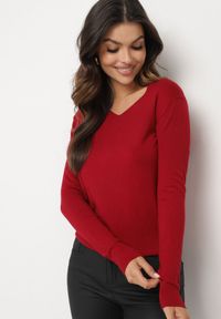 Born2be - Bordowy Sweter z Bawełną i Dekoltem w Serek Etarevia. Okazja: na co dzień. Typ kołnierza: dekolt w serek. Kolor: czerwony. Materiał: bawełna. Styl: casual #1