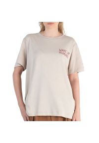 Koszulka Champion Crewneck 117497-ES057 - beżowa. Kolor: beżowy. Materiał: bawełna, materiał. Długość rękawa: krótki rękaw. Długość: krótkie. Wzór: napisy, aplikacja