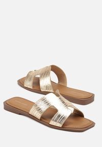 Renee - Złote Metaliczne Klapki z Geometrycznymi Wycięciami w Cholewce Salafira. Okazja: na co dzień. Kolor: złoty. Wzór: geometria. Obcas: na obcasie. Styl: casual. Wysokość obcasa: niski