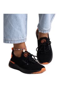 Czarne materiałowe sneakersy damskie Cross Jeans. Nosek buta: okrągły. Zapięcie: bez zapięcia. Kolor: czarny. Materiał: materiał. Sport: turystyka piesza #3