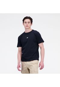 Koszulka męska New Balance MT31504BK – czarna. Kolor: czarny. Materiał: materiał, bawełna. Długość rękawa: krótki rękaw. Długość: krótkie. Wzór: napisy
