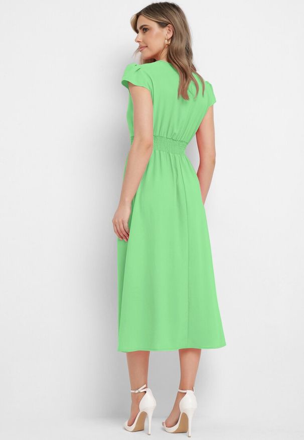 Born2be - Zielona Rozkloszowana Sukienka z Gumką w Pasie Ozdobiona Guzikami Timaxre. Kolor: zielony. Długość rękawa: krótki rękaw. Wzór: aplikacja. Styl: klasyczny