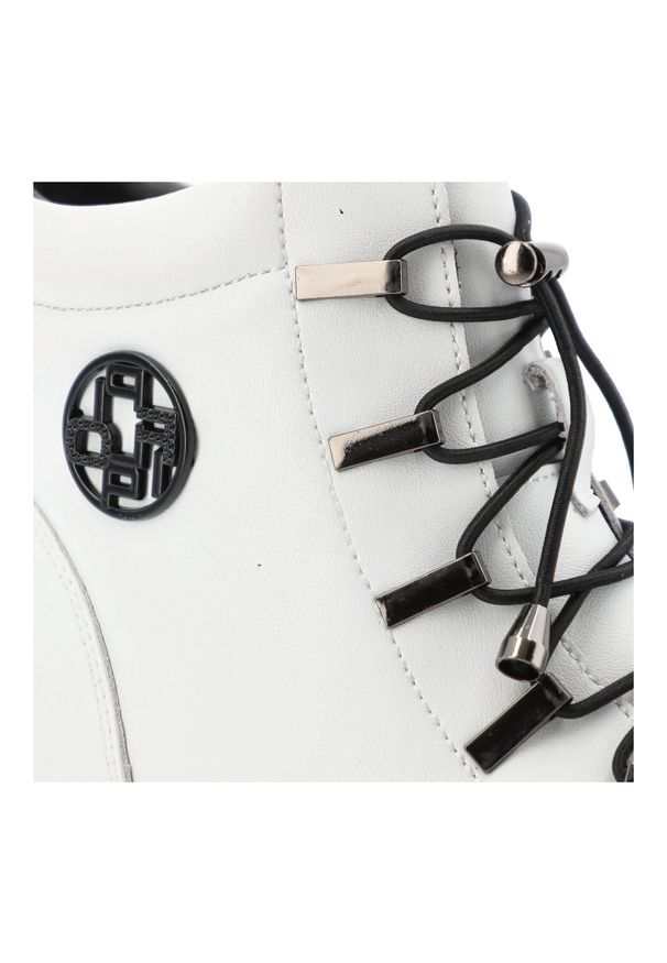 Białe Botki Filippo Stylowe Buty Damskie. Okazja: na co dzień. Kolor: biały. Szerokość cholewki: normalna. Sezon: zima, jesień. Styl: elegancki