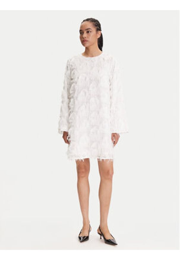 YAS Sukienka koktajlowa 26038226 Biały Loose Fit. Kolor: biały. Materiał: syntetyk. Styl: wizytowy