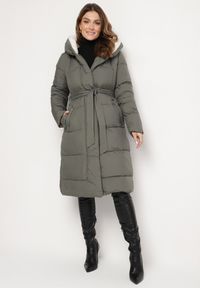 Born2be - Zielona Pikowana Kurtka o Długim Kroju z Kapturem i Wiązanym Paskiem Neandira. Okazja: na co dzień. Typ kołnierza: kaptur. Kolor: zielony. Materiał: jeans, materiał. Długość rękawa: długi rękaw. Długość: długie. Sezon: zima, jesień. Styl: klasyczny, casual, elegancki #1