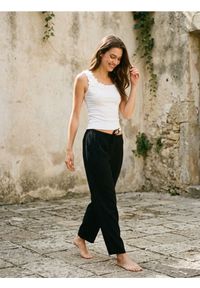 Sinsay - Wiskozowy prążkowany top z naszywkami w kształcie kwiatów - biały. Kolor: biały. Materiał: prążkowany, wiskoza. Wzór: aplikacja, kwiaty #1