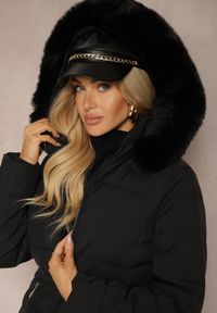 Renee - Czarna Kurtka z Pikowanymi Przeszyciami i Odpinanym Kapturem Mocno Ocieplana Heticea. Kolor: czarny. Materiał: jeans, futro, dzianina. Długość rękawa: długi rękaw. Długość: długie. Sezon: zima. Styl: klasyczny, elegancki