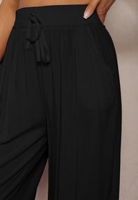 Renee - Czarne Spodnie z Bawełny o Kroju Alladynek High Waist Wykończone Gumką w Talii Rissalis. Okazja: na co dzień, na spotkanie biznesowe, na randkę. Stan: podwyższony. Kolor: czarny. Materiał: bawełna. Sezon: lato. Styl: wizytowy, biznesowy, elegancki, casual #3
