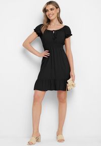 Born2be - Czarna Wiskozowa Sukienka z Gumkami w Pasie Ściągana przy Dekolcie z Falbanką Tiimamla. Okazja: na co dzień. Kolor: czarny. Materiał: wiskoza. Długość rękawa: krótki rękaw. Sezon: wiosna, lato. Typ sukienki: proste. Styl: casual #4