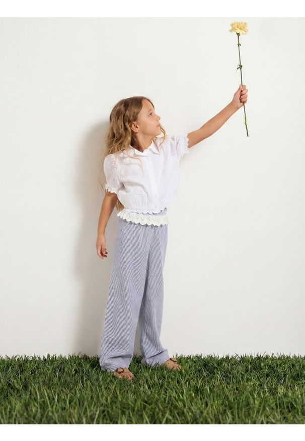 Reserved - Spodnie w paski - niebieski. Kolor: niebieski. Materiał: bawełna, tkanina. Wzór: paski