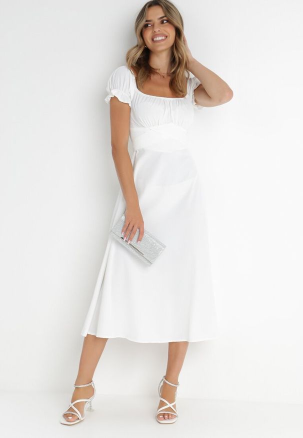 Born2be - Biała Sukienka Midi z Dekoltem Carmen i Bufiastymi Rękawkami Amarhis. Okazja: na co dzień, na imprezę. Typ kołnierza: typu carmen. Kolor: biały. Wzór: aplikacja. Typ sukienki: proste. Długość rękawa: krótki rękaw. Sezon: lato. Styl: casual, elegancki, klasyczny. Długość: midi