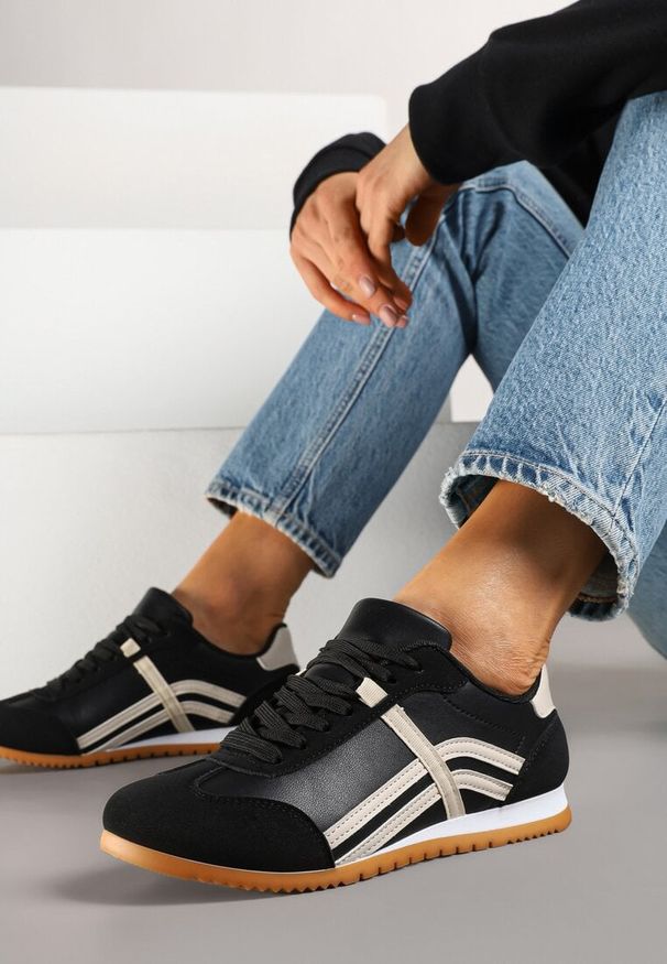 Born2be - Czarne Sneakersy z Przeszyciami i Ozdobnymi Paskami na Boku Beniffa. Okazja: na co dzień. Zapięcie: pasek. Kolor: czarny. Wzór: paski. Obcas: na obcasie. Wysokość obcasa: niski