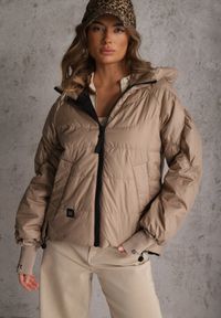Renee - Ciemnobeżowa Pikowana Kurtka Puffer z Kapturem Ozdobiona Napisami Orellana. Okazja: na co dzień. Typ kołnierza: kaptur. Kolor: beżowy. Materiał: poliester, jeans. Wzór: aplikacja, napisy. Sezon: wiosna. Styl: casual #4
