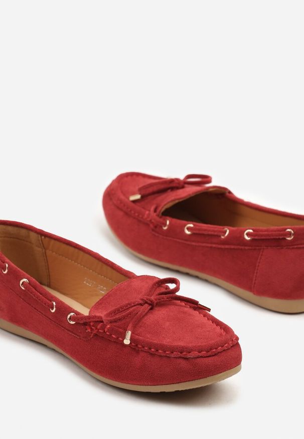 Renee - Czerwone Mokasyny z Ekozamszu Zdobione Wiązaniem z Kokardą Sonilora. Okazja: na co dzień. Kolor: czerwony. Materiał: jeans. Wzór: aplikacja. Obcas: na obcasie. Styl: elegancki, casual. Wysokość obcasa: niski