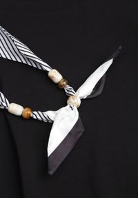 Renee - Czarny Bawełniany T-shirt Hillswor Ozdobiony Apaszką. Kolor: czarny. Materiał: bawełna. Wzór: aplikacja. Styl: elegancki #2