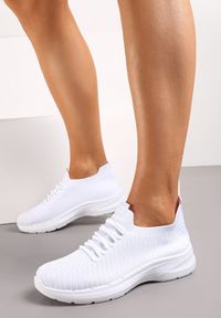 Born2be - Białe Buty Sportowe Wsuwane z Ozdobnym Sznurowaniem Hiostta. Nosek buta: okrągły. Zapięcie: bez zapięcia. Kolor: biały. Materiał: materiał. Obcas: na obcasie. Wysokość obcasa: niski #1