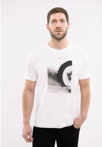 Volcano - Bawełniany t-shirt, Comfort Fit, T-CHASE. Okazja: na co dzień. Kolor: beżowy. Materiał: bawełna. Długość rękawa: krótki rękaw. Długość: krótkie. Wzór: nadruk. Styl: casual