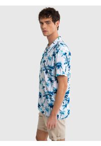 Big-Star - Koszula męska z motywem hawajskim Hawaniso 401. Okazja: na plażę. Typ kołnierza: kolnierz wykładany. Kolor: niebieski. Materiał: wiskoza, tkanina. Wzór: nadruk. Sezon: lato. Styl: wakacyjny