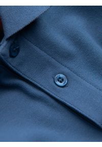 Ombre Clothing - Jednokolorowa koszulka polo męska BASIC z dzianiny pique - niebieska V16 - Rozmiar: S. Okazja: na co dzień. Typ kołnierza: polo. Kolor: niebieski. Materiał: dzianina. Wzór: haft, aplikacja, jednolity. Styl: sportowy, wizytowy, casual #3