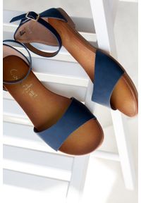 Casu - Granatowe sandały płaskie z zakrytą piętą i paskiem wokół kostki casu k19x16/n. Okazja: na co dzień. Zapięcie: pasek. Kolor: niebieski. Materiał: skóra ekologiczna. Sezon: lato. Styl: casual #1
