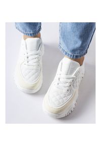 Inna Białe sneakersy ze srebrną wstawką Esquibel. Okazja: na co dzień. Nosek buta: okrągły. Kolor: biały. Materiał: guma. Obcas: na obcasie. Wysokość obcasa: średni #7